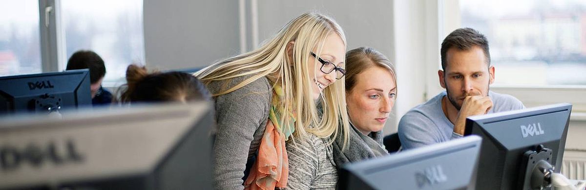 Studierende vor Computern lernen