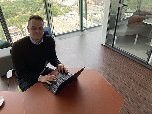 Carl im Büro am Laptop