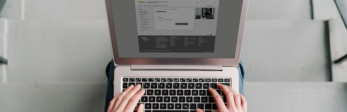 Recherche mit dem Laptop © HTW Berlin/Alexander Rentsch Recherche mit dem Laptop