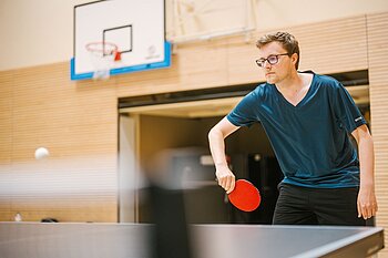 Mann beim Tischtennis
