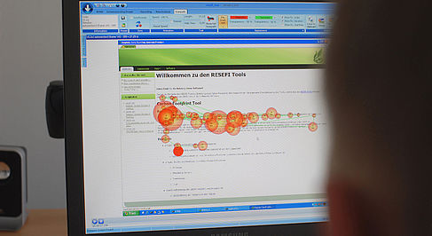 Bildschirm mit einem Eyetracking-Scan-Path zur Überprüfung von betrieblichen Umweltinformationssysteme auf ihre Nutzerfreundlichkeit © HTW Berlin/Christoph Eckelt