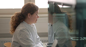 Scientist at the pipetting robot in the laboratory complex "Life Science" © HTW Berlin/Rainer Meißle Scientist at the pipetting robot in the laboratory complex "Life Science"