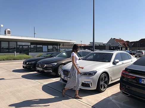 Ceyda auf dem Parkplatz der BMW Niederlassung