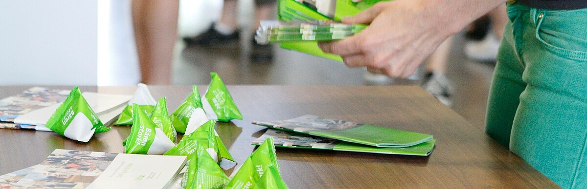 Gummibärchen der HTW Berlin auf einem Tisch bei einer Veranstaltung 