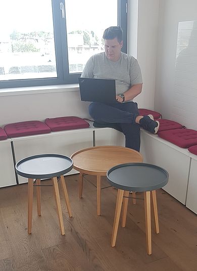 Dennis mit Laptop in der Arbeitsecke