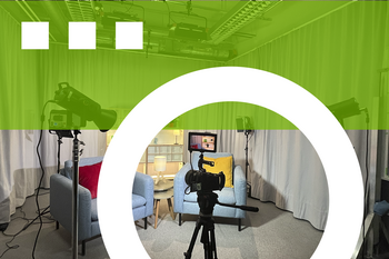 Videostudio Campus Wilhelminenhof © HTW Berlin/LSC Videostudio mit Kamera auf Stativ, Ringlicht und zwei Sesseln vor Vorhängen