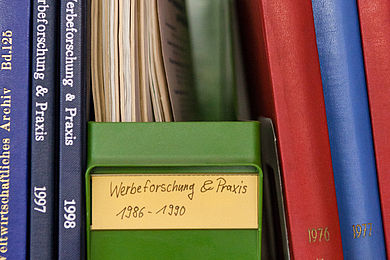 Bücher und Karteikasten zu Werbeforschung und Praxis in der Bibliothek der HTW Berlin © HTW Berlin/Nina Zimmermann