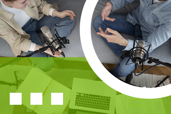 Podcast © HTW Berlin/LSC Zwei Personen sitzen auf dem Boden und sprechen in Mikrofone, darunter ein Laptop und Notizblätter auf einem Tisch