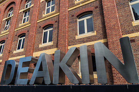 Große Buchstaben "Deakin" aus Eisen vor der Deakin University in Geelong in Australien