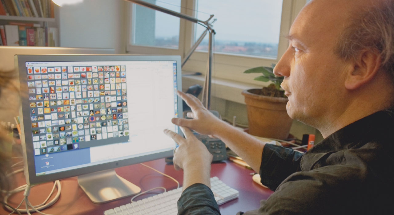 Kai-Uwe Barthel erläutert am Bildschirm die Möglichkeiten des von ihm entwickelten Imagesorters