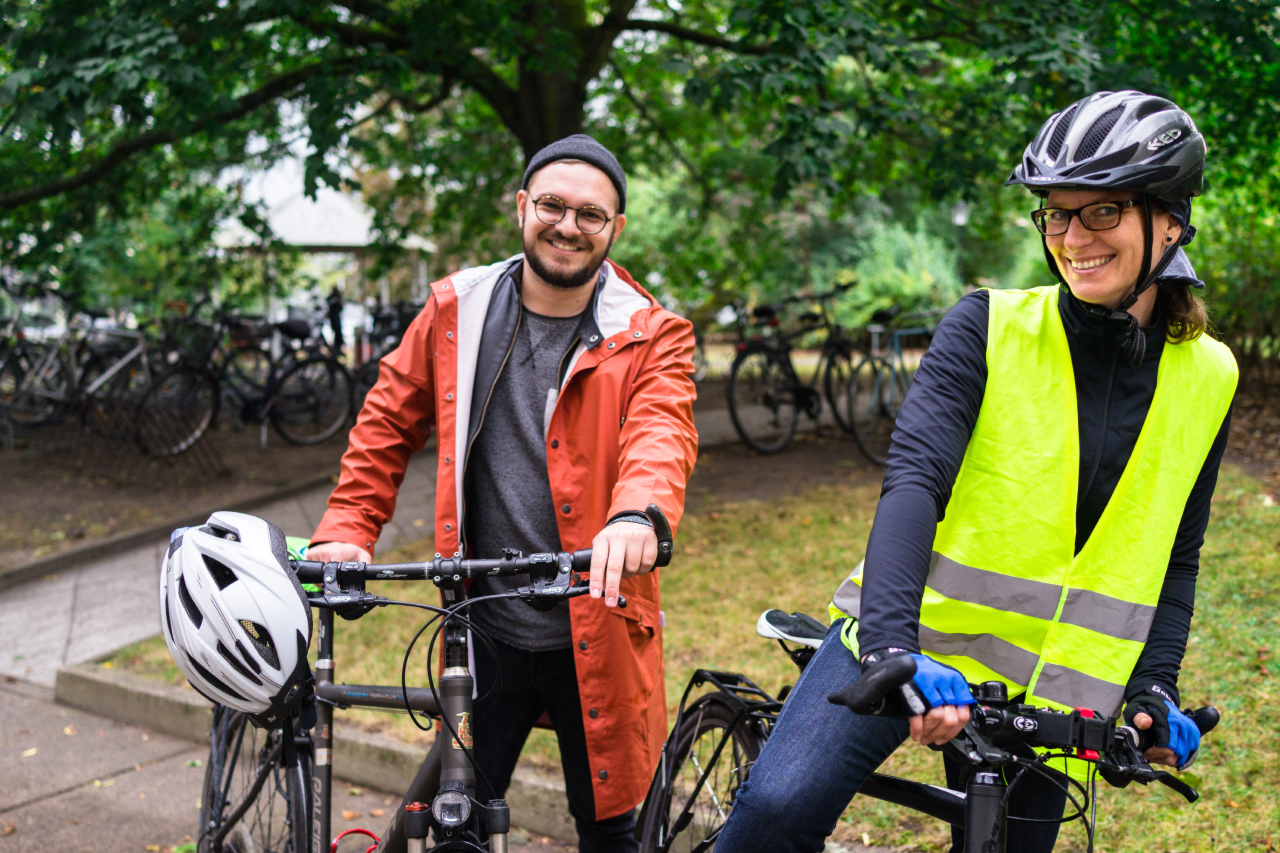 2 Fahrradfahrende am Campus © HTW Berlin/Dennis Meier-Schindler