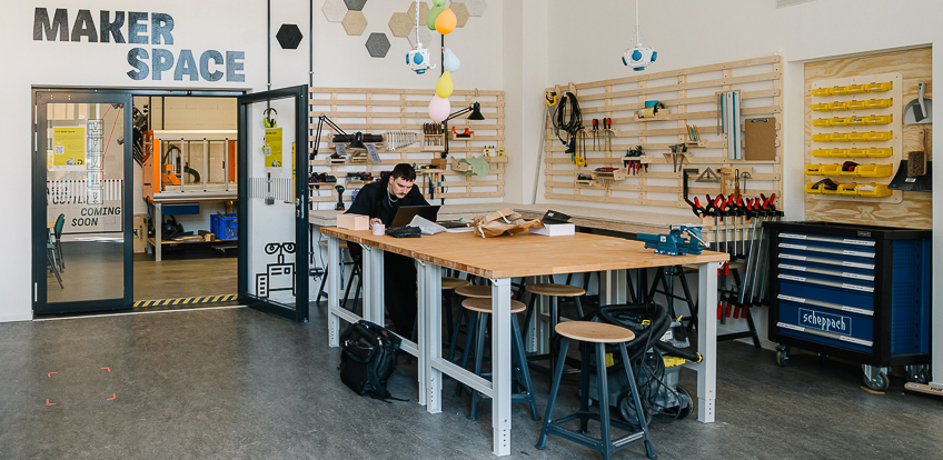 Student arbeitet im Maker Space © HTW Berlin/Alexander Rentsch Student arbeitet im Maker Space