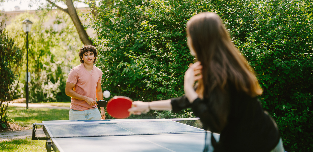 Zwei Studierende spielen Tischtennis auf dem Campus Treskowallee © HTW Berlin/Alexander Rentsch Zwei Studierende spielen Tischtennis auf dem Campus Treskowallee