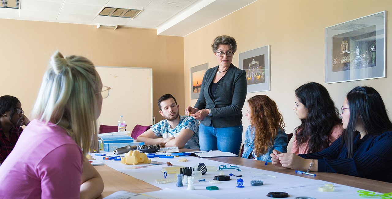 Professorin in einer Lehrveranstaltung