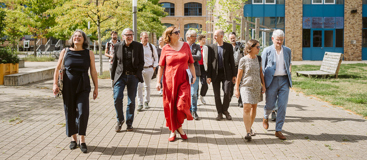 Gruppe, im Zentrum Ina Czyborra, auf dem Campus Wilhelminenhof
