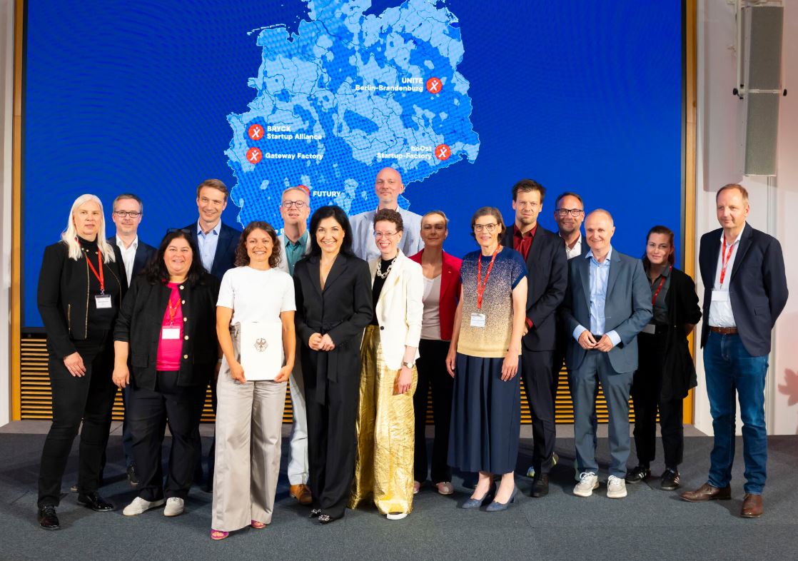 Gruppenfoto bei der Übergabe der Förderurkunde an UNITE © BMWE/Dominik Butzmann