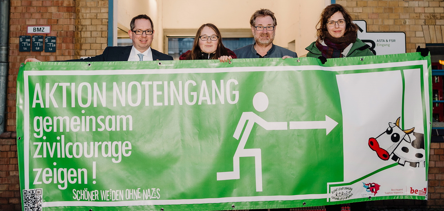 Bezirksbürgermeister Oliver Igel, Joe Goldschmidt von der "Aktion Noteingang", HTW-Präsident Carsten Busch und Claudia Max vom Zentrum für Demokratie halten das Transparent der "Aktion Noteingang" in den Händen