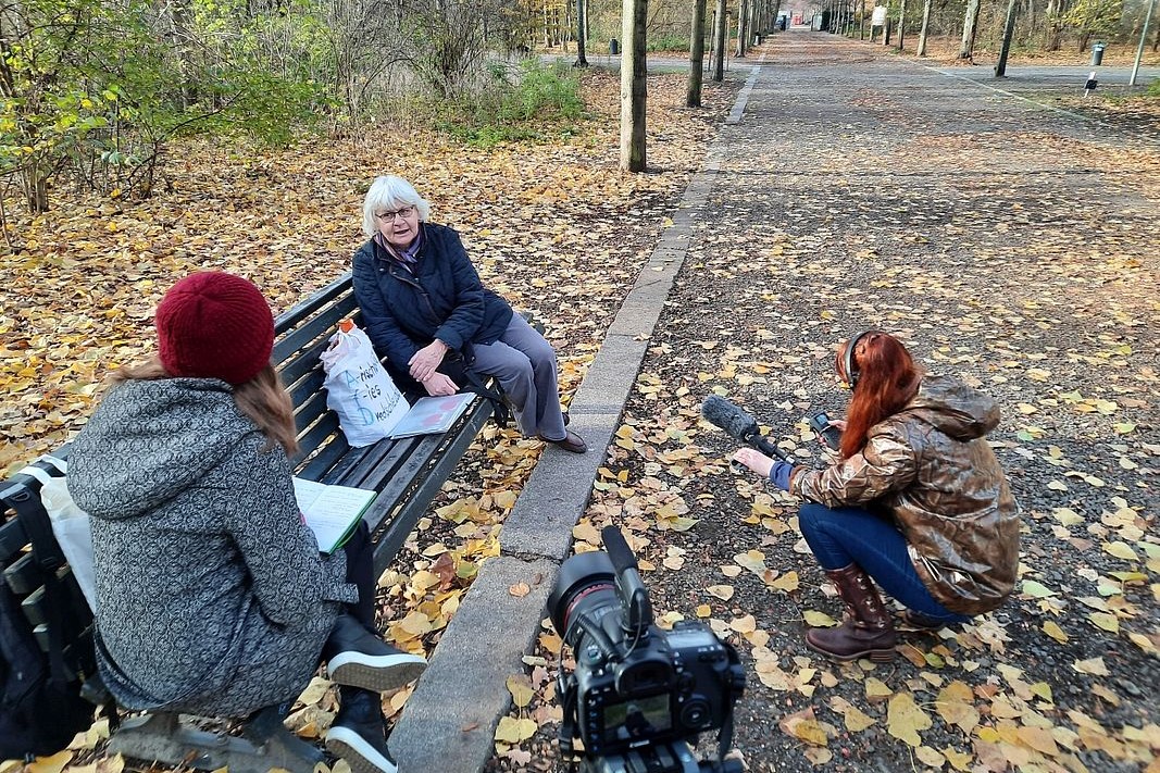 Zwei Studentinnen interviewen Irmela Mensah-Schramm im Tiergarten