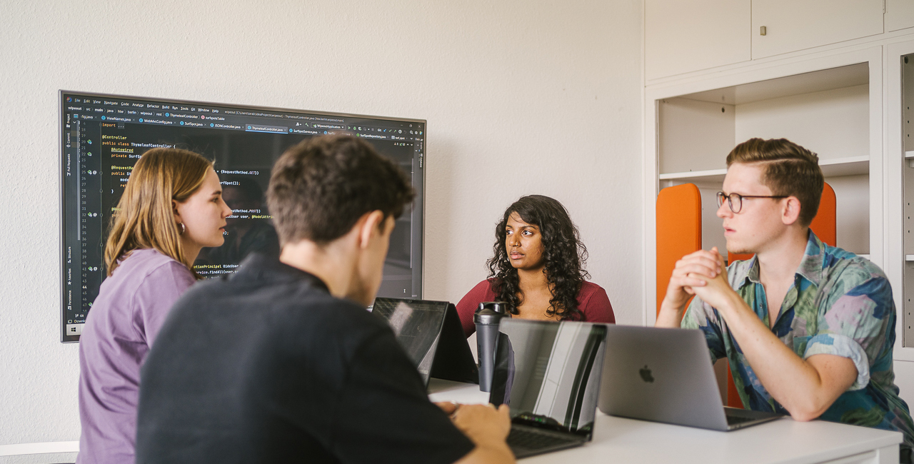 Vier Studierende an Laptops © HTW Berlin/Alexander Rentsch Vier Studierende an Laptops