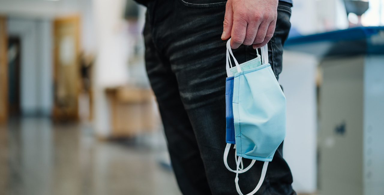 Mitarbeiter, der eine Maske in der Hand hält © HTW Berlin