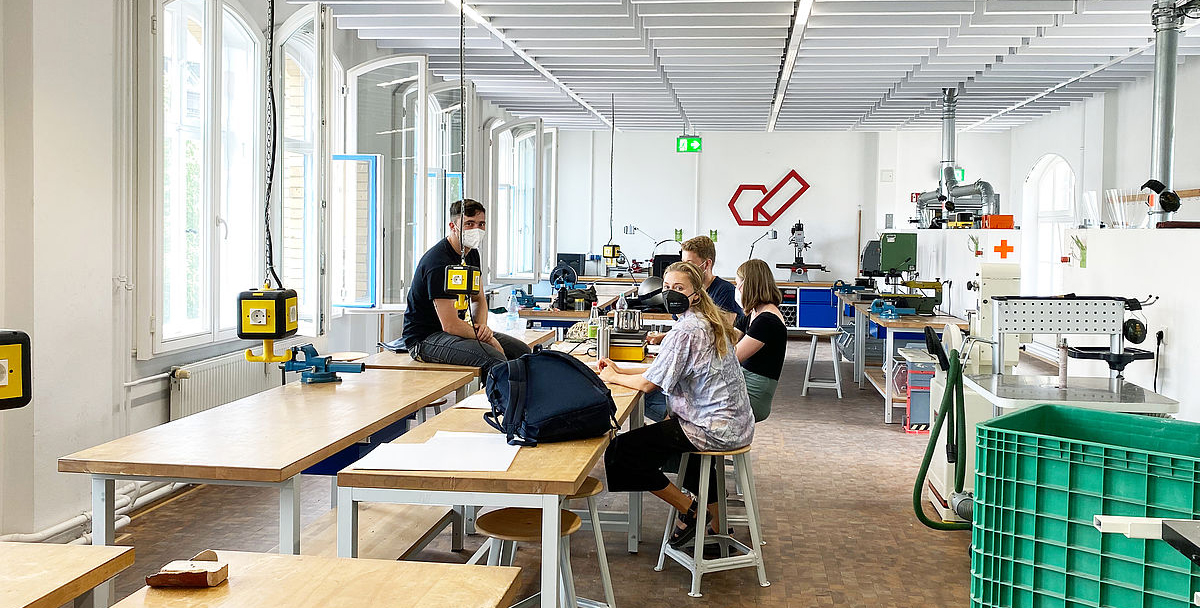 Studierende in einer Praxisveranstaltung im Studiengang Industrial Design mit Masken