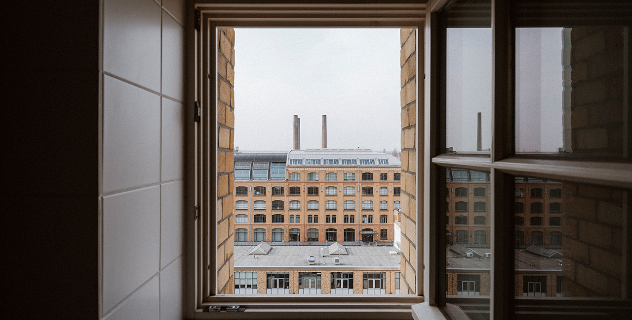 Offenes Fenster mit Blick auf den Campus Wilhelminenhof