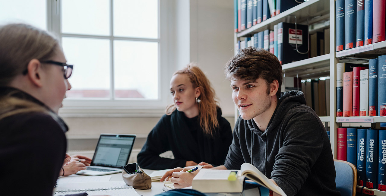 Studierende in der Bibliothek