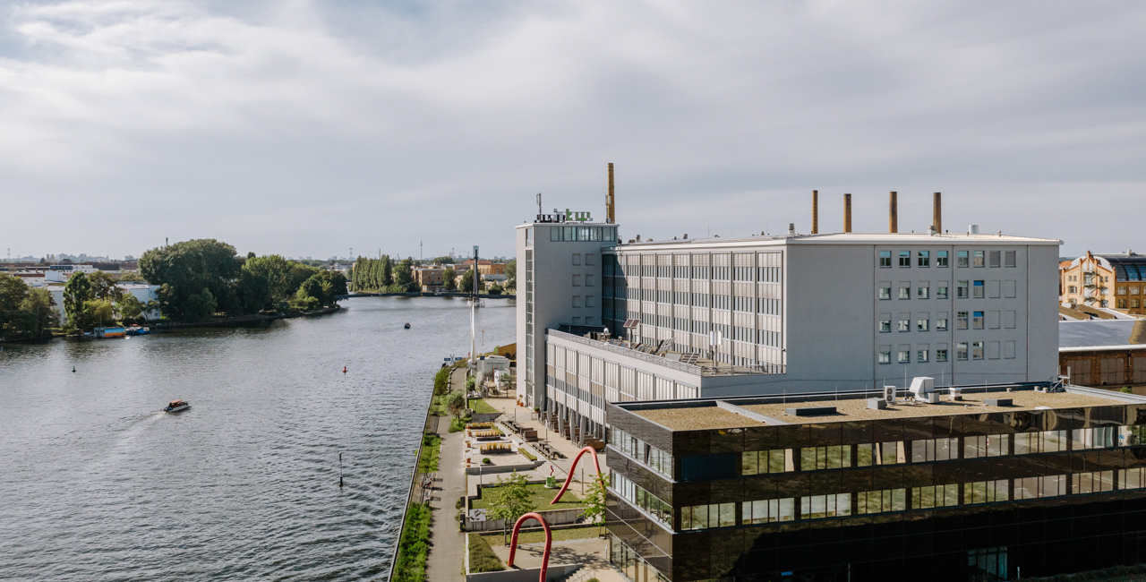 Ein Blick auf das Gebäude G an der Spree am Campus Wilhelminenhof