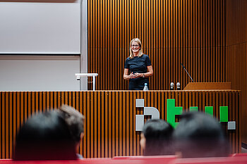 Professorin in einer Lehrveranstaltung