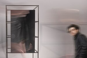 Person mit schwarzer Kleidung in Bewegung, daneben ein schwarzes Gestell © HTW Berlin Kommunikationsdesign/Andreas Ingerl