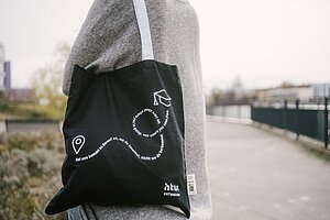 Schwarze Tasche mit HTW-Logo und dem Aufdruck "Für uns kommt es darauf an, wo du hinwillst, nicht wo du herkommst" © HTW Berlin/Alexander