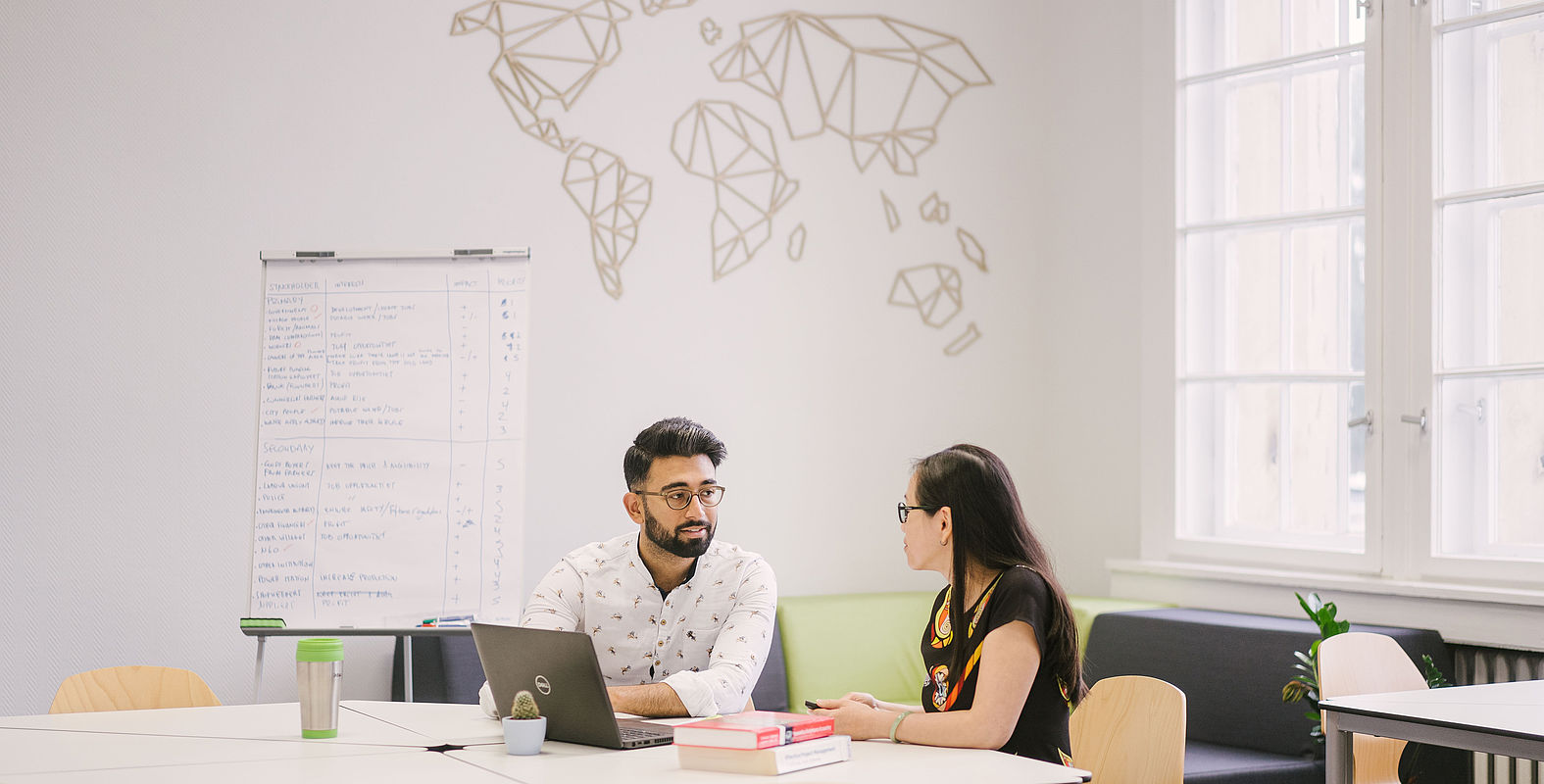 Zwei Studierende bei der Gruppenarbeit