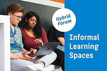Foto von zwei Studierenden mit Laptop auf einer Sitzgelgenheit im Flur und Schriftzug "Hybrid-Forum Informal Learning Spaces"