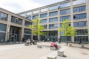 Gebäude F am Campus Wilhelminenhof der HTW Berlin mit Werkstätten und Laboren © HTW Berlin/Nikolas Fahlbusch