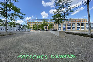 Gesprayter Schriftzug "Frisches Denken" im Innenhof des Campus Wilhelminenhof © HTW Berlin/Anja Schuster