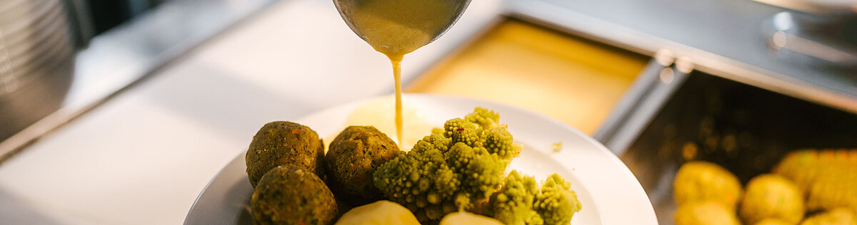 Mensateller mit Romanesco, Hanfbällchen, Kartoffeln und Soße © HTW Berlin/Alexander Rentsch
