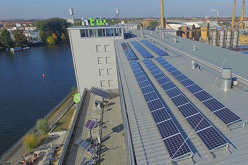 Photovoltaik-Anlagen am Campus Wilhelminenhof auf dem Dach von Gebäude