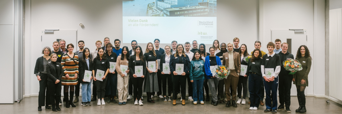 Gruppenfoto der Stipendienvergabefeier 2024 mit Stipendiat*innen, Fördernden und der Präsidentin der HTW Berlin