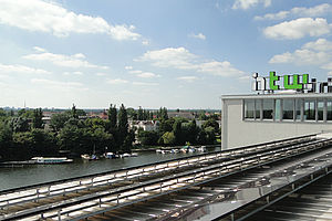 Solarpanels auf einem Dach, im Hintergrund das HTW-Logo © HTW Berlin, Forschungsgruppe Solarspeichersysteme