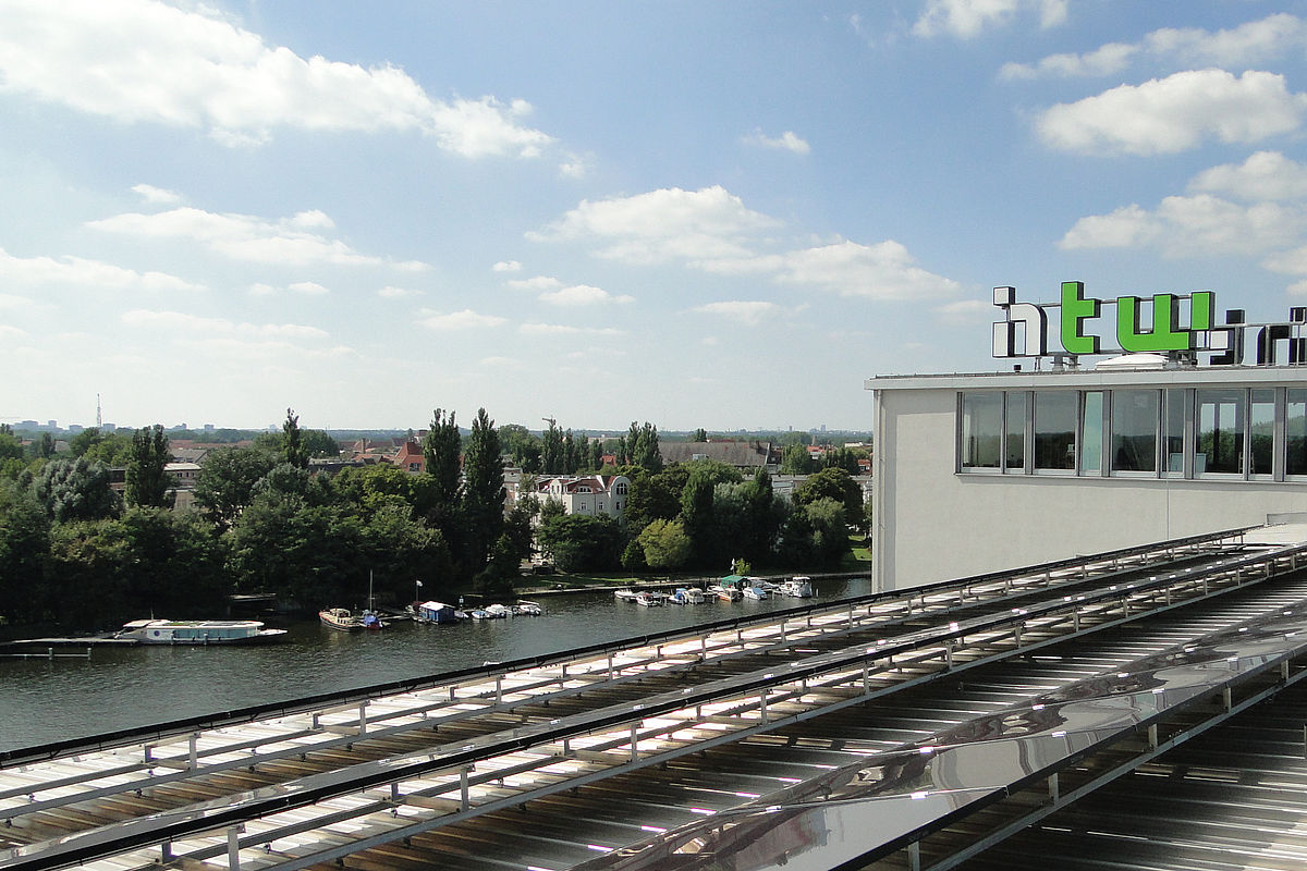 Dach mit Solarpanels und Logo der HTW Berlin © HTW Berlin, Forschungsgruppe Solarspeichersysteme