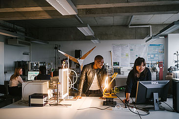 Studierende der Regenerativen Energien im Labor © HTW Berlin/Alexander Rentsch
