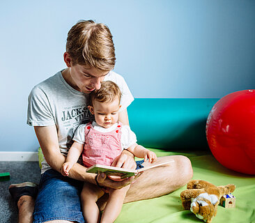 Father with daughter in the family room on the Wilhelminenhof campus