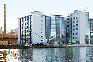 Gebäude der HTW Berlin mit Windrad und Photovoltaik © HTW Berlin/Camilla Rackelmann