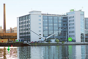 Gebäude der HTW Berlin mit Windrad und Photovoltaik © HTW Berlin/Camilla Rackelmann