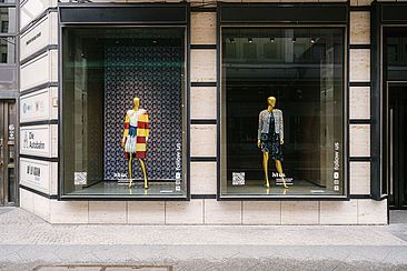 Schaufenster mit zwei Kleidungsstücken von Timo Martens im Quartier 206