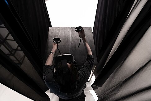 Blick von oben auf eine Person, die eine VR-Brille und trägt. © Melissa Papafio-Roberts