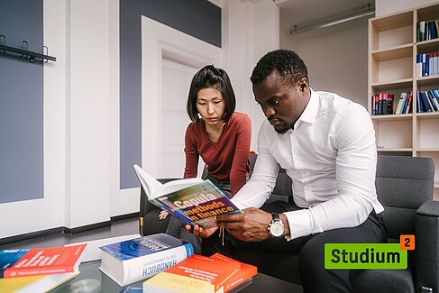 Zwei Studierende mit Wirtschaftsmathematik-Büchern