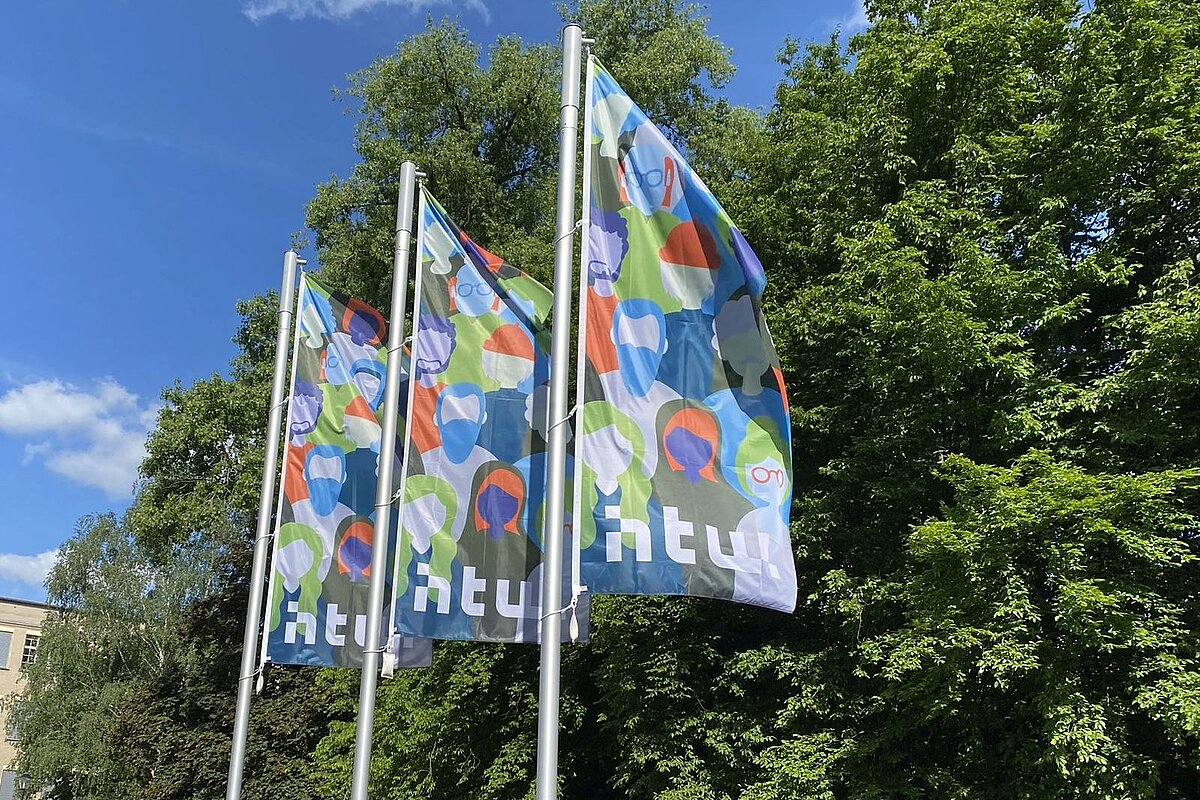 Bunte Fahnen am Campus Treskowallee 
