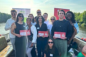 Die Gewinnerteams bei der Auszeichnung auf der Spree © HTW Berlin
