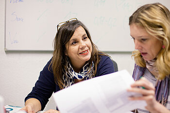 Lehrbeauftragte und Studentin